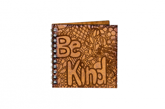 Agenda 10x10 personalizata din lemn cu mesaj :Be kind!